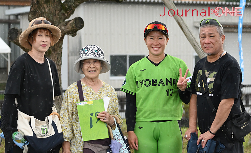 ソフトボール 全日本総合選手権|JDリーグ 伊予銀行ヴェールズの久保和咲選手がご当地・佐賀県の選手として家族の応援に笑顔(佐賀県白石町にて)-Journal-ONE撮影