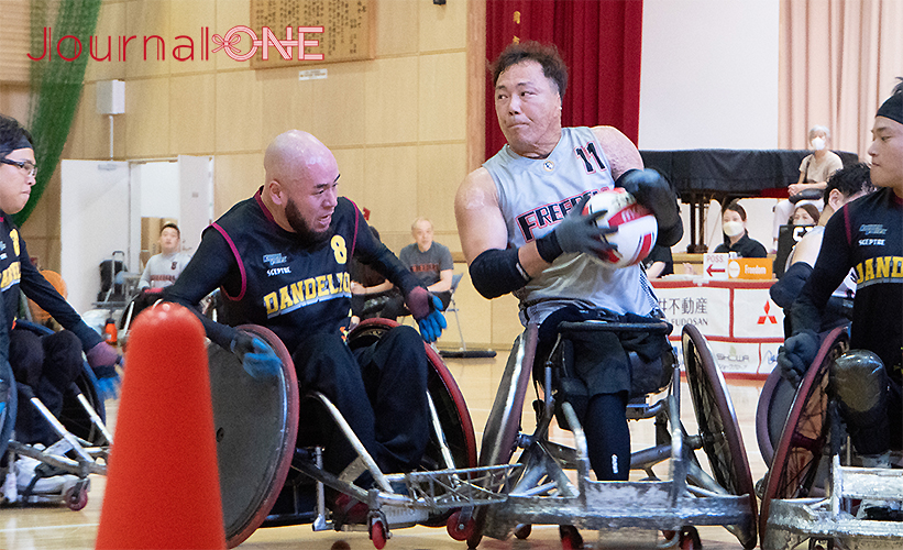 車いすラグビー日本選手権予選 福岡大会| Fukuoka DANDELIONとFreedomの一戦でマッチアップする日本代表の池透暢選手(Freedom)と乗松聖矢選手(Fukuoka DANDELION)-Journal-ONE編集部