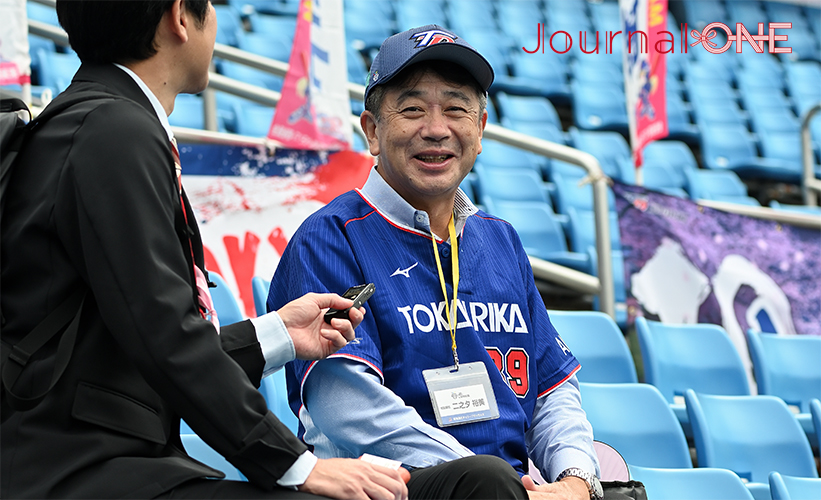ソフトボールJDリーグ| 松山ラウンドまで応援に駆けつけた東海理化チェリーブロッサムズの顧問で代表取締役社長の二之夕 裕美さん-Journal-ONE撮影