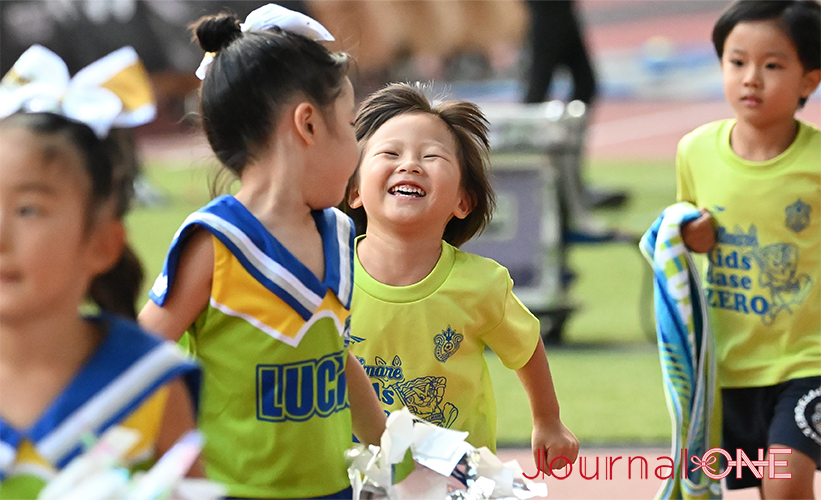 国立のスタジアム内で楽しそうに過ごす子供たち/2023年9月24日J1第28節の湘南ベルマーレVS川崎フロンターレ＠国立競技場 -Journal-ONE撮影