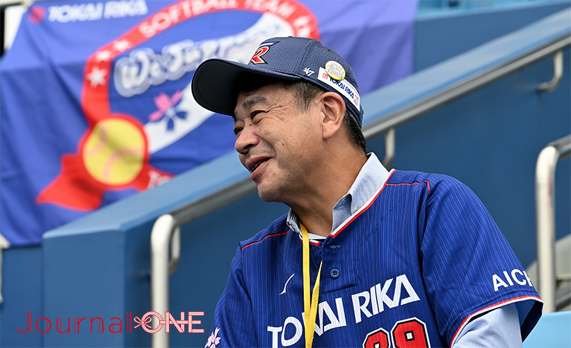 ソフトボールJDリーグ| 松山ラウンドまで応援に駆けつけた東海理化チェリーブロッサムズの顧問で代表取締役社長の二之夕 裕美さん-Journal-ONE撮影