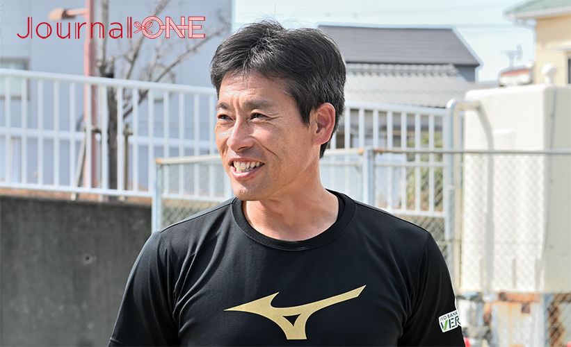ソフトボールJDリーグ| 松山ラウンド試合前に伊予銀行体育センターで抱負を語るヴェールズの石村寛監督-Journal-ONE撮影