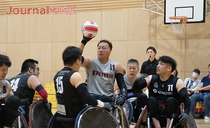 車いすラグビー日本選手権予選 福岡大会| スペースにパスを入れようとするFreedom・日本代表主将の池暢透選手-Journal-ONE撮影
