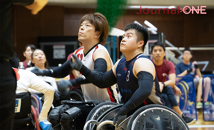 車いすラグビー 日本選手権予選の東京大会でボールを奪い合う橋本勝也選手(TOHOKU STORMERS)と峰島靖選手(AXE)-Journal-ONE撮影