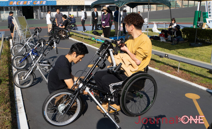千葉県松戸市でハンドサイクル試乗会| 車いすラグビー日本代表の今井友明選手(RIZE CHIBA)にハンドサイクルを整備する今回ハンドサイクルの機材を提供した同じ千葉県松戸市にある会社 “株式会社テレウス” の三山 慧さんは2008年のパラリンピック・北京大会から東京2020まで、メカニックとして車いすラグビー日本代表チームに帯同してきた-Journal-ONE撮影
