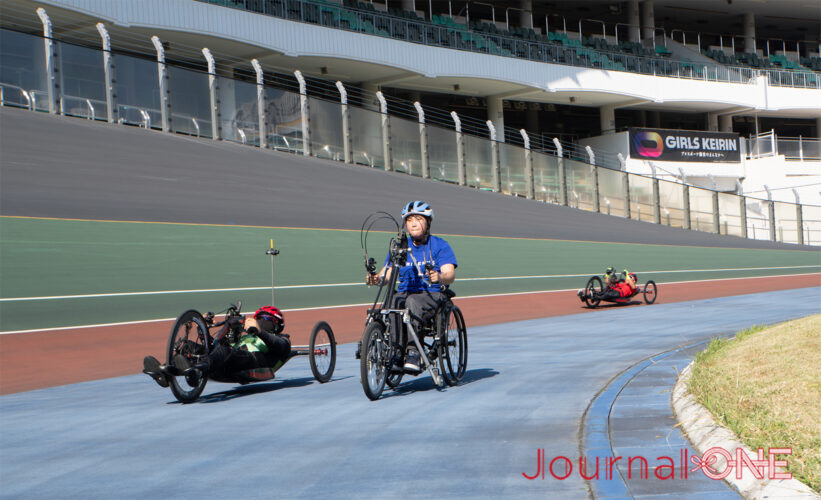 千葉県松戸競輪場でハンドサイクル試乗会| 地元出身の車いすラグビー日本代表の羽賀理之選手(AXE)等が一般の障がい者やパラアスリート達と交流したイベントに参加したパラアスリートの岸本 愛加さんはチェアスキーからパラサーフィンへの転向を発表-Journal-ONE撮影