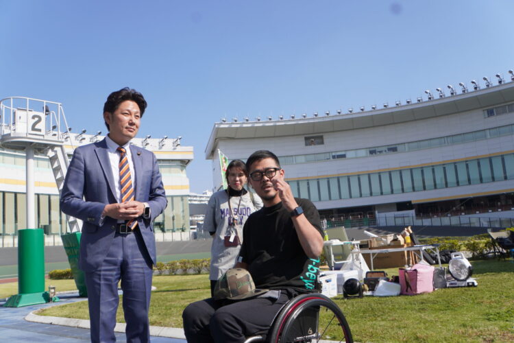 千葉県松戸競輪場でハンドサイクル試乗会| 地元出身の車いすラグビー日本代表の羽賀理之選手(AXE)等が一般の障がい者やパラアスリート達と交流したイベントを主催した三阪洋之氏(TOHOKU STORMERS)と松戸市議会議長の杉山 由祥（よしひろ）氏-Journal-ONE撮影