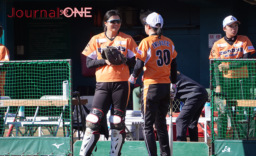 女子ソフト JDリーグ| ダイヤモンドシリーズ決勝 トヨタレッドテリアーズvsビックカメラ高崎ビークイーン 試合前にいつもと変わらぬコミュニケーションを取る岩淵有美監督と我妻悠香捕手(ビックカメラ)-Journal-ONE撮影