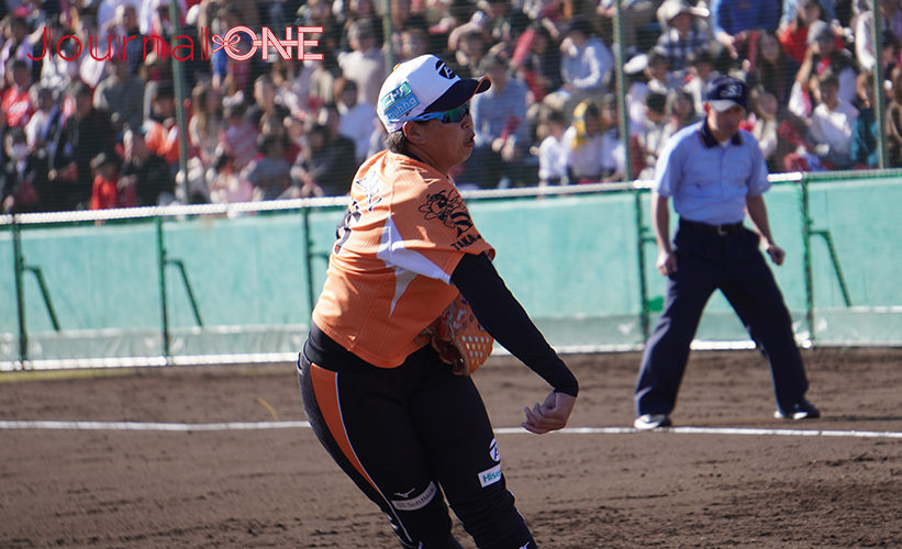 女子ソフト JDリーグ| ダイヤモンドシリーズ決勝 トヨタレッドテリアーズvsビックカメラ高崎ビークイーン 連日の先発登板に疲れも見せず2奪三振を奪う濱村ゆかり投手(ビックカメラ)-Journal-ONE撮影
