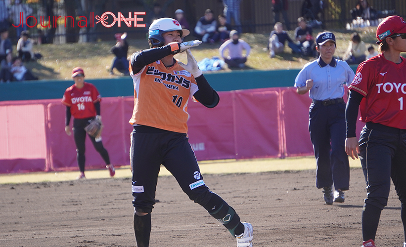 女子ソフト JDリーグ| ダイヤモンドシリーズ決勝 トヨタレッドテリアーズvsビックカメラ高崎ビークイーン 昨日の先制スリーランに続き決勝でもツーベースを放った全日本の4番も務める内藤美穂選手(ビックカメラ)-Journal-ONE撮影