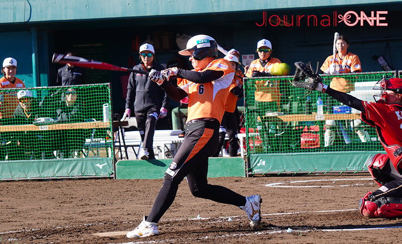 女子ソフト JDリーグ| ダイヤモンドシリーズ決勝 トヨタレッドテリアーズvsビックカメラ高崎ビークイーン 日本が誇る二刀流・藤田倭選手(ビックカメラ)はメーガン投手のライズに空振り三振を喫する-Journal-ONE撮影