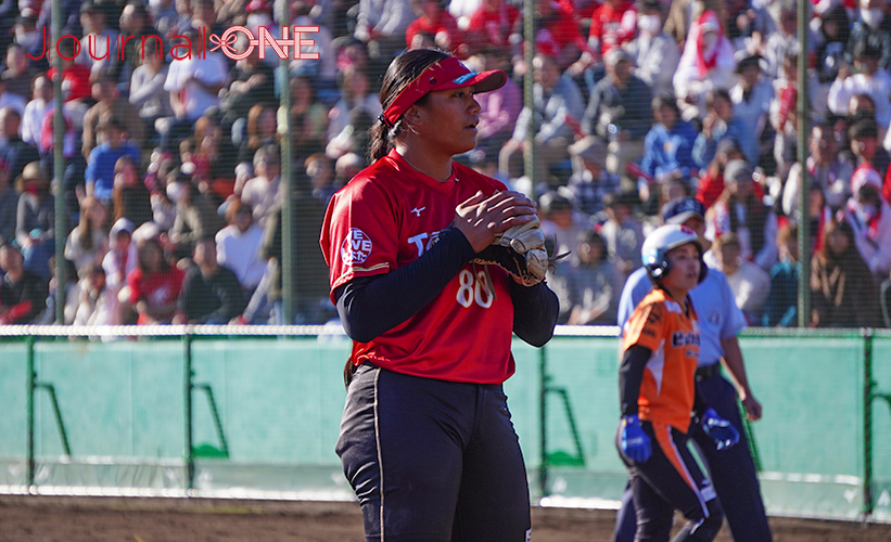 女子ソフト JDリーグ| ダイヤモンドシリーズ決勝 トヨタレッドテリアーズvsビックカメラ高崎ビークイーン 後半戦加入後から無失点投球を見せるトヨタ先発のMegan FARAIMO(メーガン・ファライモ)投手は昨夏の日米対抗ソフトボール2022でも来日-Journal-ONE撮影