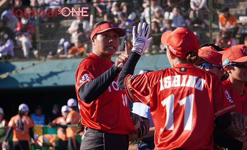 女子ソフト JDリーグ| ダイヤモンドシリーズ決勝 トヨタレッドテリアーズvsビックカメラ高崎ビークイーン 後半戦加入後から無失点投球を見せるトヨタ先発のMegan FARAIMO(メーガン・ファライモ)投手は昨夏の日米対抗ソフトボール2022でも来日-Journal-ONE撮影