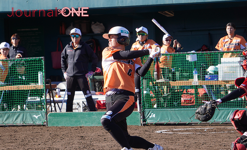 女子ソフト JDリーグ| ダイヤモンドシリーズ決勝 トヨタレッドテリアーズvsビックカメラ高崎ビークイーン 日本が誇る二刀流・藤田倭選手(ビックカメラ)はメーガン投手のライズに二直のダブルプレーに倒れる-Journal-ONE撮影