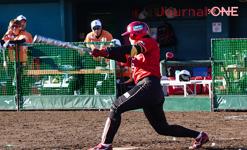 女子ソフト JDリーグ| ダイヤモンドシリーズ決勝 トヨタレッドテリアーズvsビックカメラ高崎ビークイーン 今季本塁打王と打点王の2冠に輝いた下山絵理(トヨタ)が値千金のソロホームランをレジェンド・上野由岐子投手(ビック)から放つ-Journal-ONE撮影