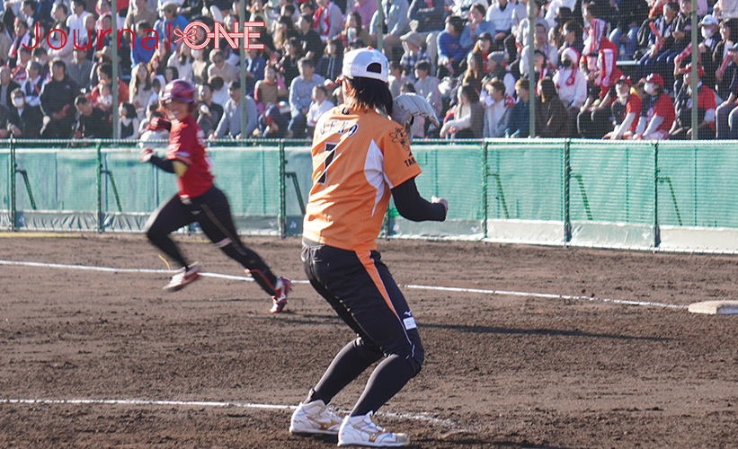女子ソフト JDリーグ| ダイヤモンドシリーズ決勝 トヨタレッドテリアーズvsビックカメラ高崎ビークイーン 下山絵理(トヨタ)に値千金のソロホームランを打たれたレジェンド・上野由岐子(ビック)はしばし打球の行方を見て呆然-Journal-ONE撮影