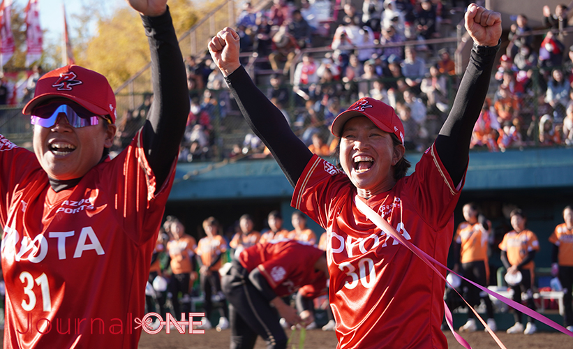 女子ソフト JDリーグ| ダイヤモンドシリーズ決勝 トヨタレッドテリアーズvsビックカメラ高崎ビークイーン 優勝を決めた瞬間満員の応援席に向かって拳を突き上げッ馬場幸子監督(トヨタ)-Journal-ONE撮影