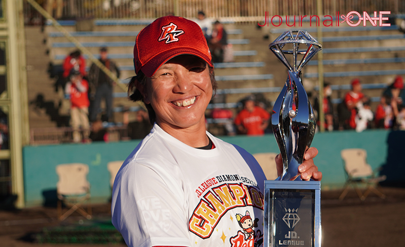 女子ソフト JDリーグ| ダイヤモンドシリーズ決勝 トヨタレッドテリアーズvsビックカメラ高崎ビークイーン 優勝を決めトロフィーを掲げて笑顔の馬場幸子監督(トヨタ)-Journal-ONE撮影