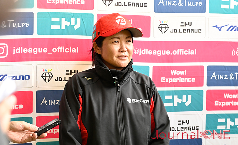 女子ソフト JDリーグ| ダイヤモンドシリーズ準決勝 ビックカメラ高崎ビークイーンvsホンダリベルタ 全員安打の猛打爆発で大勝したものの冷静に試合を振り返るビークイーンの岩淵有美監督-Journal-ONE撮影