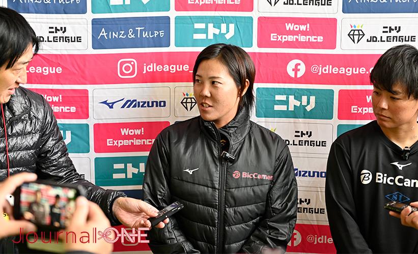 女子ソフト JDリーグ| ダイヤモンドシリーズ準決勝 ビックカメラ高崎ビークイーンvsホンダリベルタ ビークイーンは初回 1死1、2塁のチャンスにアジア大会で決勝ソロを放った日本代表の4番も務める内藤美穂選手が先制のスリーランホームランを放つ-Journal-ONE撮影