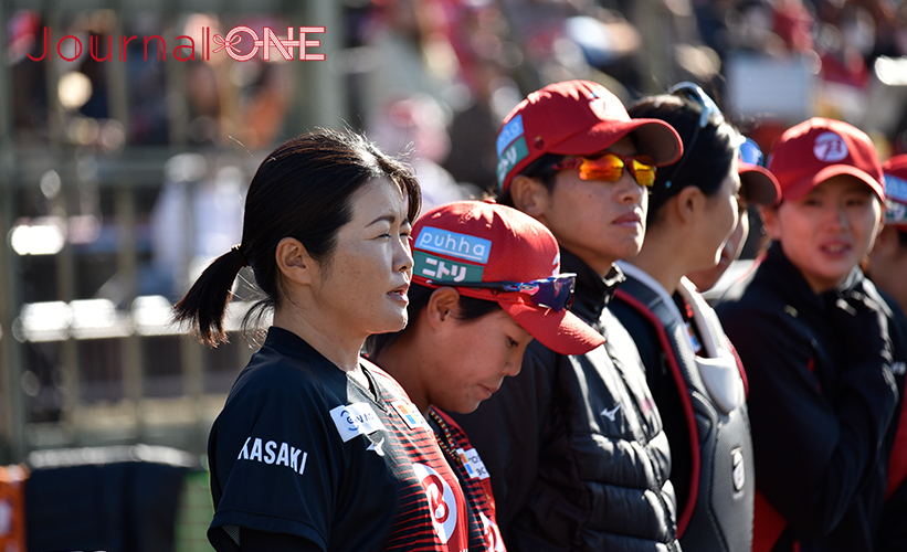 女子ソフト JDリーグ| ダイヤモンドシリーズ準決勝 ビックカメラ高崎ビークイーンvsホンダリベルタ 試合前に整列するビークイーン・岩淵有美監督、上野由岐子投手ら-Journal-ONE撮影