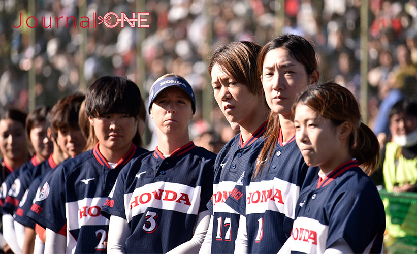 女子ソフト JDリーグ| ダイヤモンドシリーズ準決勝 ビックカメラ高崎ビークイーンvsホンダリベルタ 試合前に整列するリベルタ・下村 歩実主将、Ally Carda(アリー・カーダ)投手ら-Journal-ONE撮影