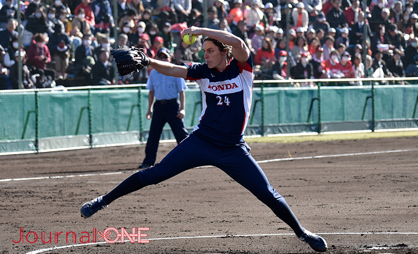 女子ソフト JDリーグ| ダイヤモンドシリーズ準決勝 ビックカメラ高崎ビークイーンvsホンダリベルタ 日ベルタの先発・アメリカのプロソフトボールチームでも活躍するJailyn FORD(ジェイリン・フォード)投手は初回に3点を失うなど本来の威力を発揮できず-Journal-ONE撮影