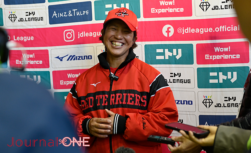 女子ソフト JDリーグ| ダイヤモンドシリーズ準決勝 トヨタレッドテリアーズvs豊田自動織機シャイニングベガ 見事な無失点完封リレーで昨年のリベンジを果たしたレッドテリアーズの馬場幸子監督は試合後のインタビューで笑顔-Journal-ONE撮影