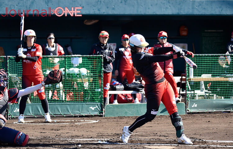 女子ソフト JDリーグ| ダイヤモンドシリーズ準決勝 ビックカメラ高崎ビークイーンvsホンダリベルタ ビークイーンは初回 1死1、2塁のチャンスにアジア大会で決勝ソロを放った日本代表の4番も務める内藤美穂選手が先制のスリーランホームランを放つ-Journal-ONE撮影
