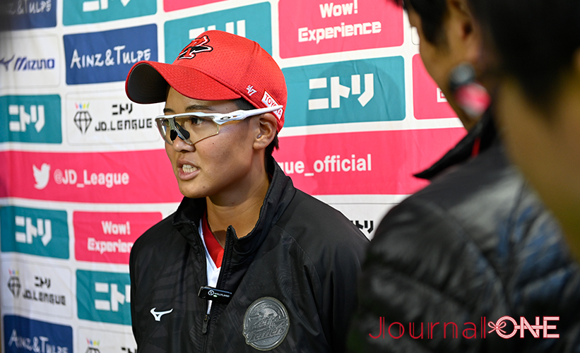 女子ソフト JDリーグ| ダイヤモンドシリーズ準決勝 トヨタレッドテリアーズvs豊田自動織機シャイニングベガ 見事な無失点完封リレーで昨年のリベンジを果たしたレッドテリアーズの後藤希友投手は試合後のインタビューで笑顔-Journal-ONE撮影