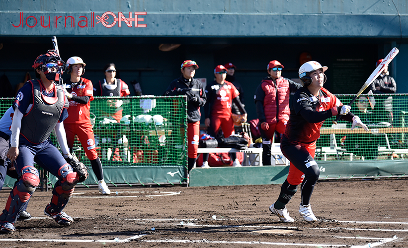 女子ソフト JDリーグ| ダイヤモンドシリーズ準決勝 ビックカメラ高崎ビークイーンvsホンダリベルタ ビークイーンは初回 1死1、2塁のチャンスにアジア大会で決勝ソロを放った日本代表の4番も務める内藤美穂選手が先制のスリーランホームランを放つ-Journal-ONE撮影