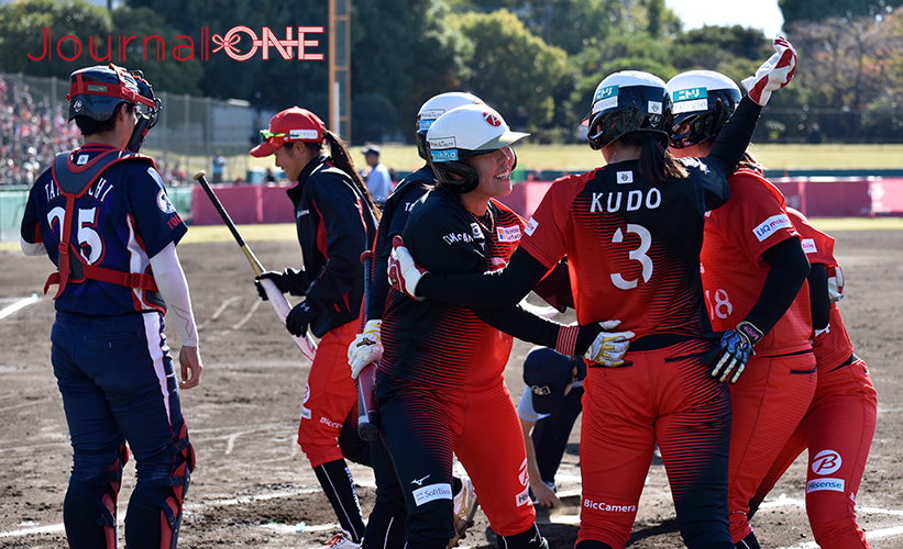 女子ソフト JDリーグ| ダイヤモンドシリーズ準決勝 ビックカメラ高崎ビークイーンvsホンダリベルタ ビークイーンは初回 1死1、2塁のチャンスにアジア大会で決勝ソロを放った日本代表の4番も務める内藤美穂選手が先制のスリーランホームランを放ち出迎えを受ける-Journal-ONE撮影