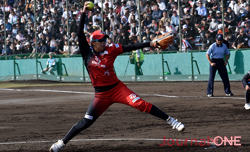 女子ソフト JDリーグ| ダイヤモンドシリーズ準決勝 ビックカメラ高崎ビークイーンvsホンダリベルタ ビークイーンの先発・濱村ゆかり投手は3回を1失点と好投し勝利に貢献-Journal-ONE撮影