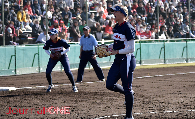 女子ソフト JDリーグ| ダイヤモンドシリーズ準決勝 ビックカメラ高崎ビークイーンvsホンダリベルタ 点差が開いても必死にディフェンスするリベルタの東京2020アメリカ代表のAlly Carda（アリー・カーダ）投手と5つの守備機会を務失策でチームを鼓舞した木村愛三塁手-Journal-ONE撮影