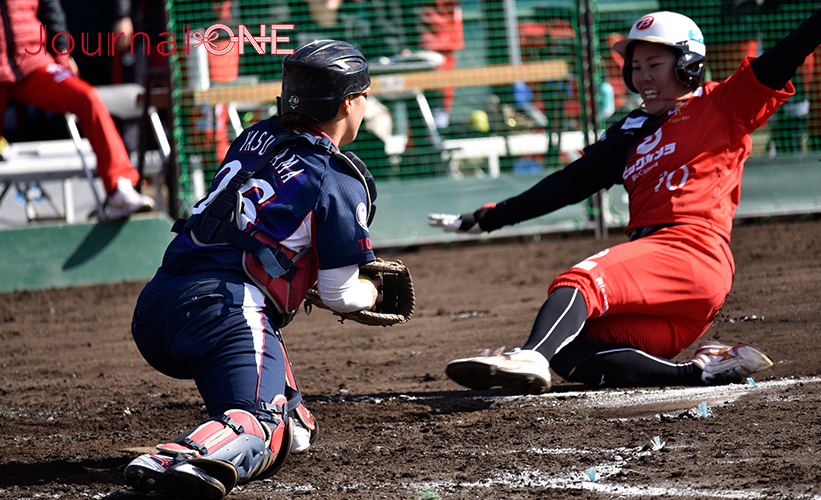 女子ソフト JDリーグ| ダイヤモンドシリーズ準決勝 ビックカメラ高崎ビークイーンvsホンダリベルタ ビークイーンは5回 藤本麗選手のタイムリーで内藤美穂選手が本塁生還して5点目を挙げる-Journal-ONE撮影