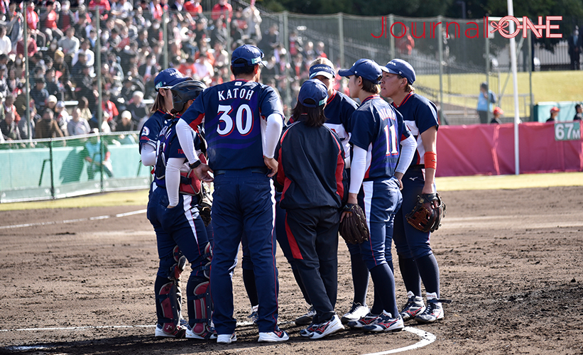 女子ソフト JDリーグ| ダイヤモンドシリーズ準決勝 ビックカメラ高崎ビークイーンvsホンダリベルタ ピンチの連続にリベルタ内野陣に声を掛ける加藤一秀監督-Journal-ONE撮影