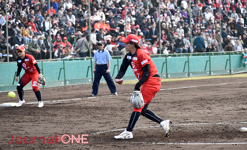 女子ソフト JDリーグ| ダイヤモンドシリーズ準決勝 ビックカメラ高崎ビークイーンvsホンダリベルタ 世界のエース・上野由岐子投手の登板に沸き上がるビークイーンの応援席と力投する上野投手-Journal-ONE撮影