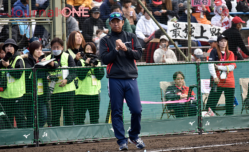 女子ソフト JDリーグ| ダイヤモンドシリーズ準決勝 ビックカメラ高崎ビークイーンvsホンダリベルタ 最後まで三塁コーチャーズボックスで選手たちと一緒に戦い続けたリベルタ・加藤一秀監督-Journal-ONE撮影