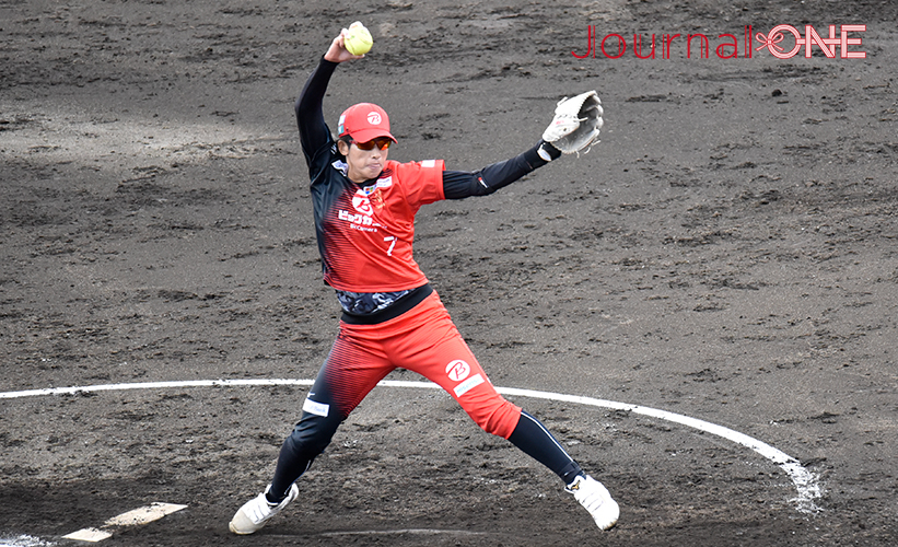 女子ソフト JDリーグ| ダイヤモンドシリーズ準決勝 ビックカメラ高崎ビークイーンvsホンダリベルタ 世界のエース・上野由岐子投手の登板に沸き上がるビークイーンの応援席と力投する上野投手-Journal-ONE撮影