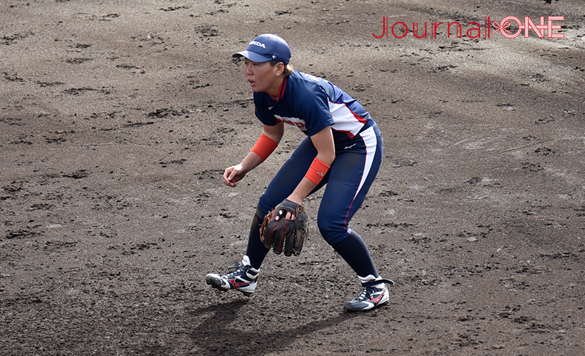 女子ソフト JDリーグ| ダイヤモンドシリーズ準決勝 ビックカメラ高崎ビークイーンvsホンダリベルタ 日ベルタの守備の要・瑞貴選手が痛恨の失策で先制される苦しい展開に-Journal-ONE撮影
