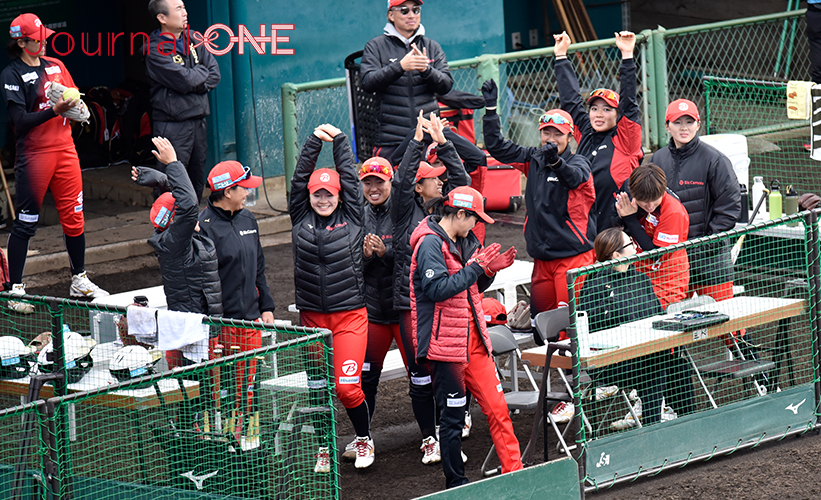 女子ソフト JDリーグ| ダイヤモンドシリーズ準決勝 ビックカメラ高崎ビークイーンvsホンダリベルタ 全員安打で12得点を挙げ終始盛り上がるビークイーンのベンチ-Journal-ONE撮影