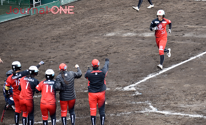 女子ソフト JDリーグ| ダイヤモンドシリーズ準決勝 ビックカメラ高崎ビークイーンvsホンダリベルタ 猛打爆発のビークイーン打線は5回に東京2020金メダリストの市口 侑果選手がスリーランホームランを放ち突き放す-Journal-ONE撮影