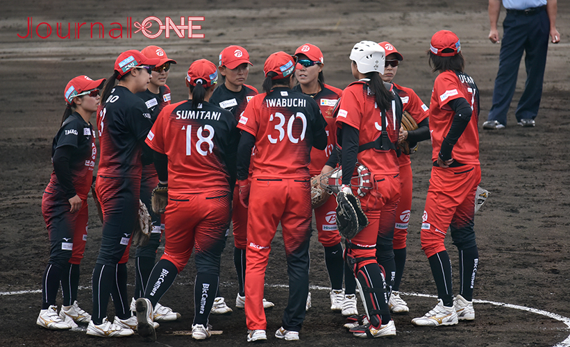 女子ソフト JDリーグ| ダイヤモンドシリーズ準決勝 ビックカメラ高崎ビークイーンvsホンダリベルタ 世界のエース・上野由岐子投手の思わぬ乱調に岩淵有美監督が間合いを取る珍しい展開-Journal-ONE撮影
