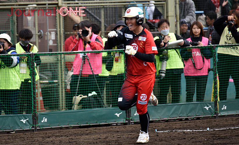 女子ソフト JDリーグ| ダイヤモンドシリーズ準決勝 ビックカメラ高崎ビークイーンvsホンダリベルタ この日チーム3本目のホームランを放ちガッツポーズで藤田倭選手が生還-Journal-ONE撮影
