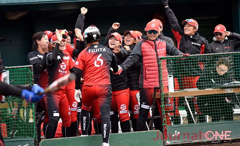 女子ソフト JDリーグ| ダイヤモンドシリーズ準決勝 ビックカメラ高崎ビークイーンvsホンダリベルタ チーム3本目の本塁打を放った藤田倭選手と笑顔でタッチを交わすビークイーンの岩淵有美監督-Journal-ONE撮影