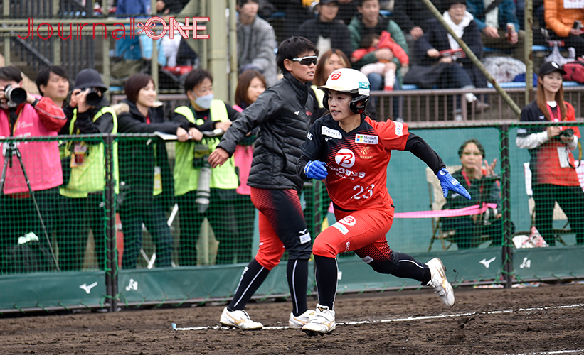 女子ソフト JDリーグ| ダイヤモンドシリーズ準決勝 ビックカメラ高崎ビークイーンvsホンダリベルタ 149cmと小柄ながらスピードにパワーも兼ね揃えているビークイーンの藤本麗選手-Journal-ONE撮影