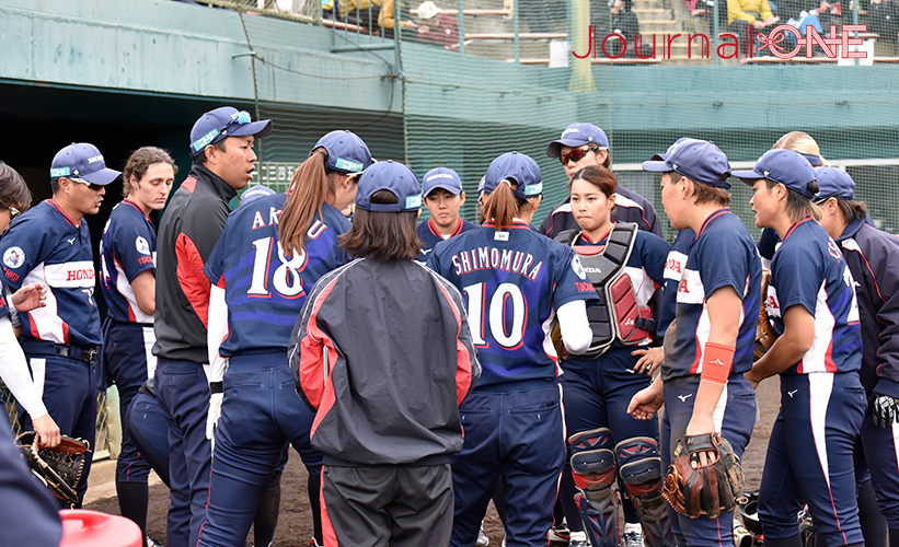 女子ソフト JDリーグ| ダイヤモンドシリーズ準決勝 ビックカメラ高崎ビークイーンvsホンダリベルタ 最終回に諦めないプレーをナインと確認するリベルタの加藤一秀監督-Journal-ONE撮影