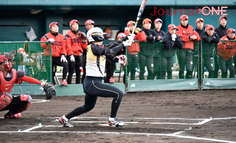 女子ソフト JDリーグ| ダイヤモンドシリーズ準決勝 トヨタレッドテリアーズvs豊田自動織機シャイニングベガ 昨年殊勲打を放ったシャイニングベガの大平あい選手はこの日も3安打と勝負強さを見せた-Journal-ONE撮影