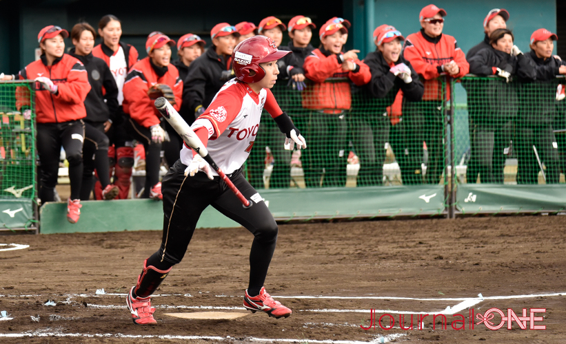 女子ソフト JDリーグ| ダイヤモンドシリーズ準決勝 トヨタレッドテリアーズvs豊田自動織機シャイニングベガ レッドテリアーズも2版の蒲田優希選手が右中間を破るツーベースを放つ-Journal-ONE撮影