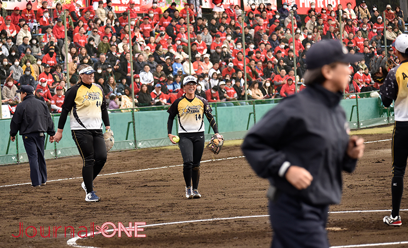 女子ソフト JDリーグ| ダイヤモンドシリーズ準決勝 トヨタレッドテリアーズvs豊田自動織機シャイニングベガ トヨタ・蒲田選手の右中間の打球を素早いカットで三塁封殺としたシャイニングベガの内野陣-Journal-ONE撮影